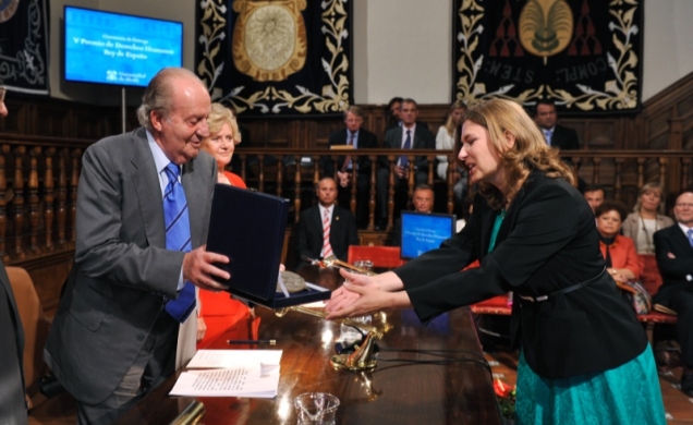 Su Majestad el Rey hace entrega del premio de Derechos Humanos Rey de España a la Sra. Agnieszka Raczynska, secretaria ejecutiva de la Red Nacional de